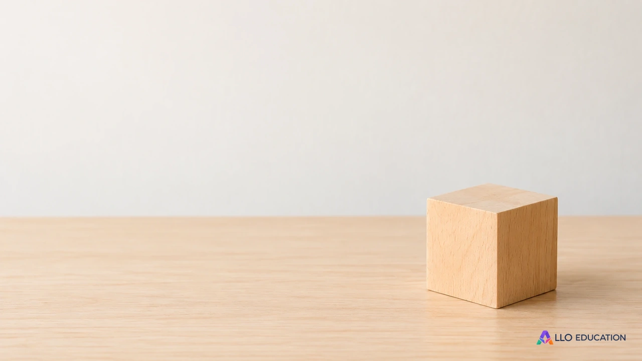 Deux petits cubes entiers en bois naturel vus en perspective sur fond clair.