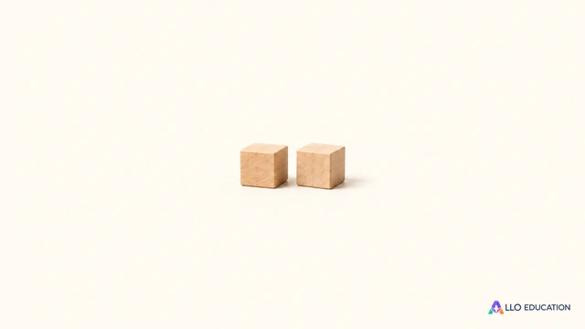 Deux petits cubes entiers en bois naturel vus en perspective sur fond clair.